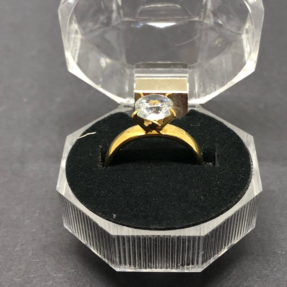Fashion Ring With Clear Acrylic Case